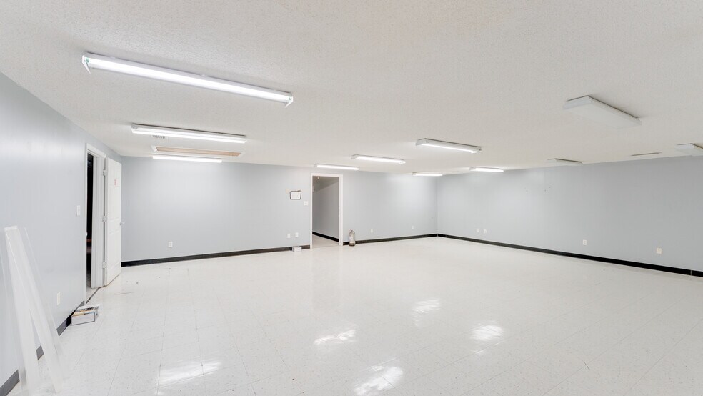 More Photos Of 510 N Walker St, Quitman Light Manufacturing For Lease