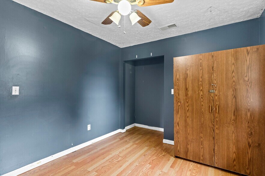 More Photos Of 305 S Ferguson St, Henryville General Retail For Sale