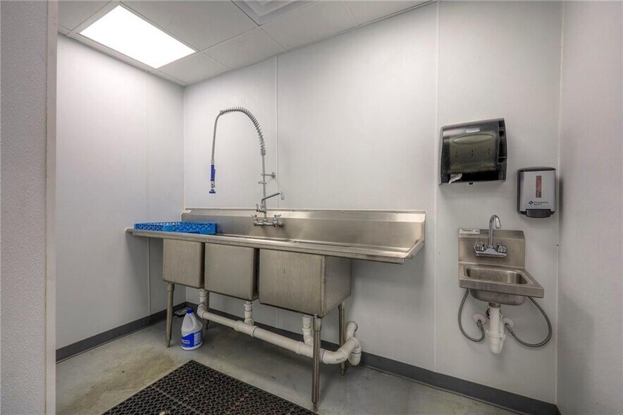 More Photos Of 4545 N Brighton Ave, Kansas City Bar For Sale