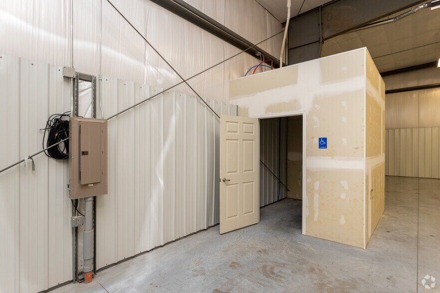 More Photos Of 520 Blue Heron Dr, Lincoln Warehouse For Lease