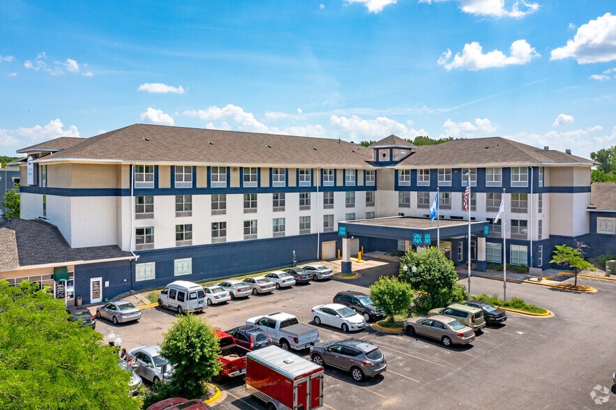 Primary Photo Of 1 River Bend Pl, Chaska Hotel For Sale