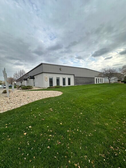 More Photos Of 2211-2219 Eagle Dr, Middleton Flex For Lease
