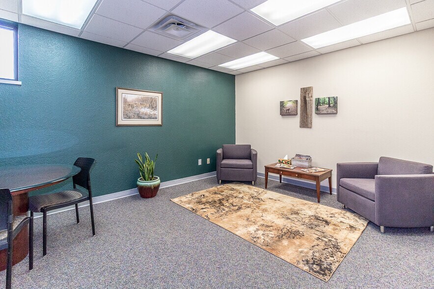 More Photos Of 1620 N Shawano St, New London Medical For Lease
