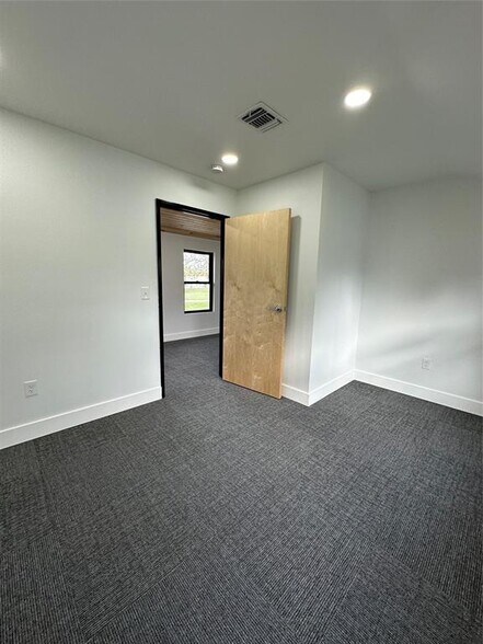 More Photos Of 27320 Ranch Road 12, Dripping Springs Office For Sale