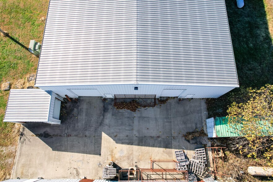 More Photos Of 27877 Glacier Point Rd, Lebanon Warehouse For Lease