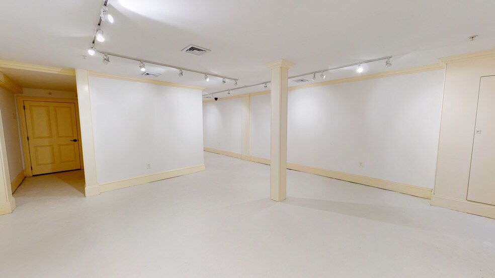 More Photos Of 33 Main St, Nantucket Storefront Retail Office For Sale