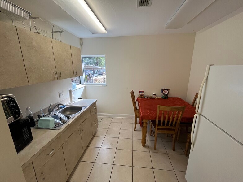 More Photos Of 306 S Plant Ave, Tampa Office For Sale