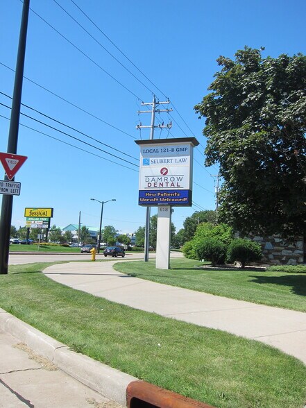 More Photos Of 630 S Green Bay Rd, Neenah Office For Lease