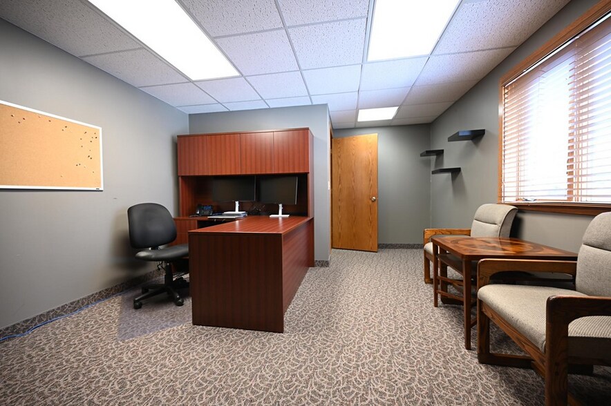 More Photos Of 206 Scott St S, Shakopee Office For Sale