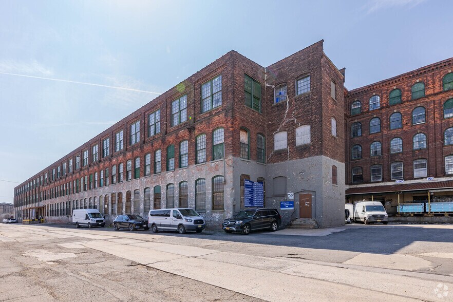 More Photos Of 107 Trumbull St, Elizabeth Warehouse For Lease