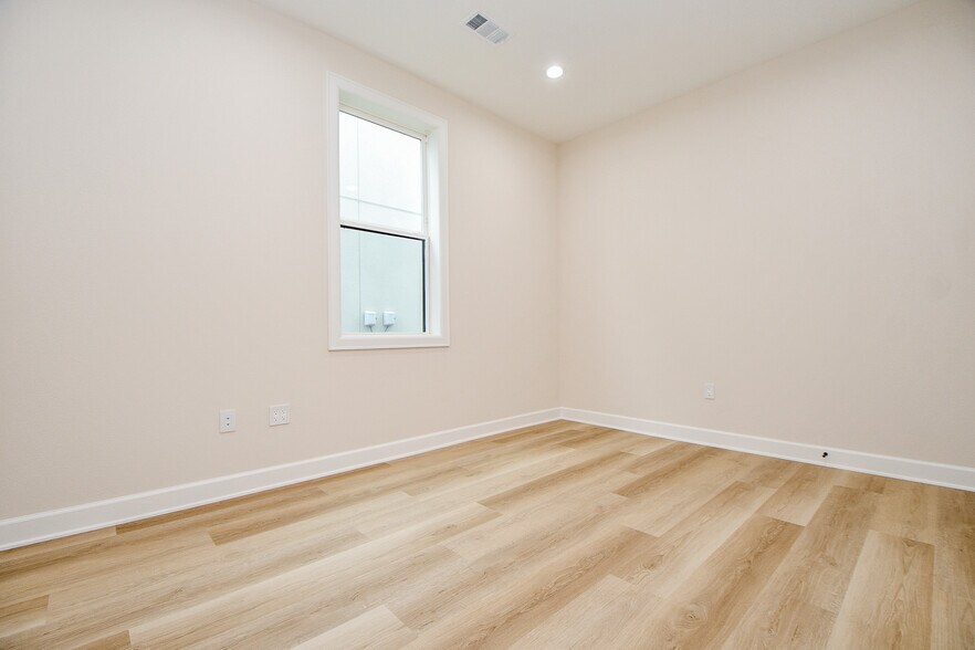 More Photos Of 1325 Main St, Katy Office For Lease