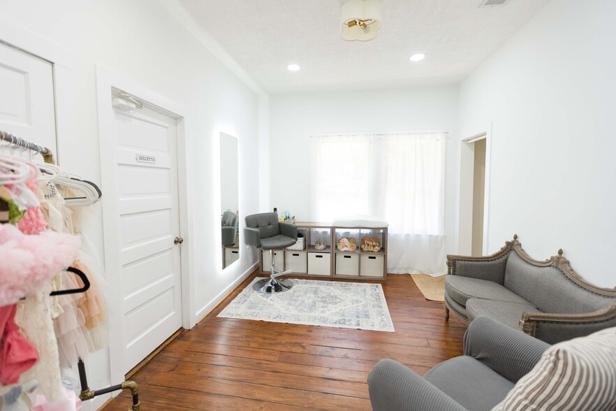 More Photos Of 111 E Hufsmith Rd, Tomball Office Residential For Sale