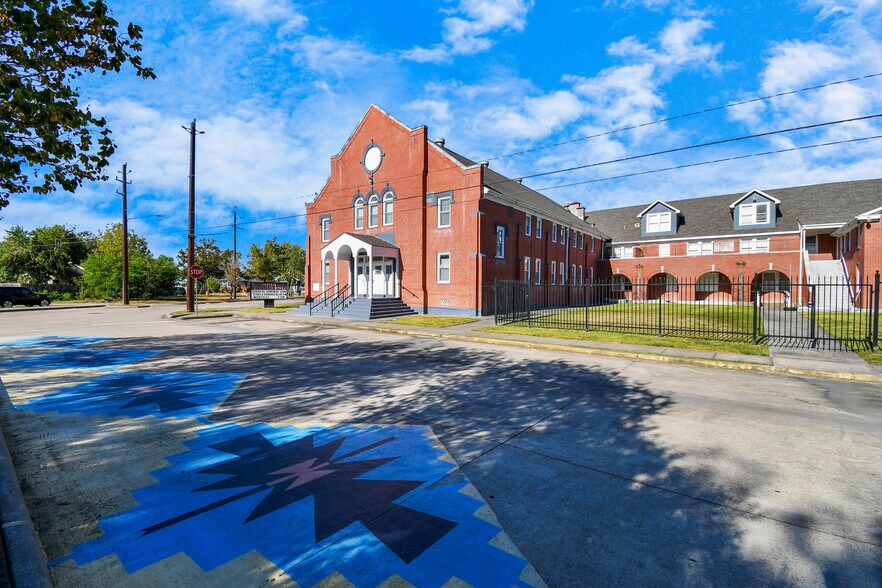 Primary Photo Of 2728 Kentucky St, Baytown Religious Facility For Sale