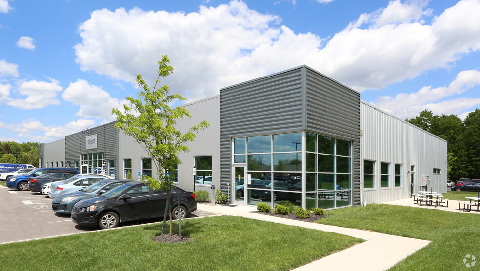 Primary Photo Of 670 Cross Pointe Rd, Gahanna Showroom For Lease