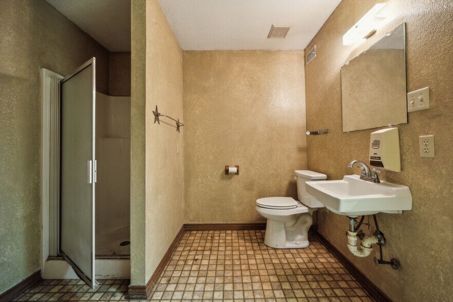 More Photos Of 449 National Dr, Rockwall Warehouse For Sale