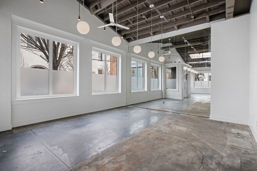 More Photos Of 1632 NW Thurman St, Portland Showroom For Lease
