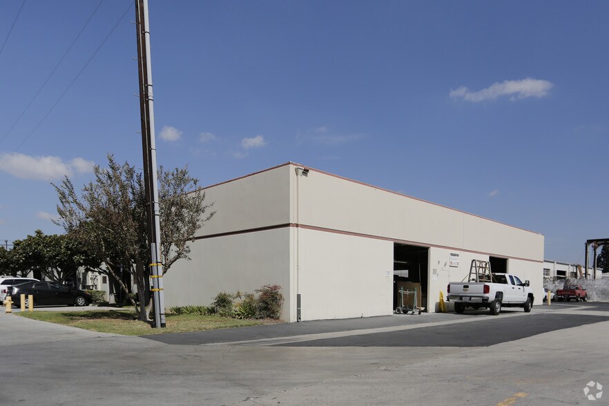 More Photos Of 260 E Dyer Rd, Santa Ana Light Manufacturing For Lease