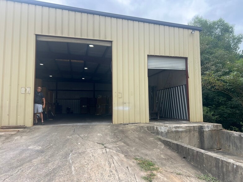 More Photos Of 2012 Last St, Statham Warehouse For Lease