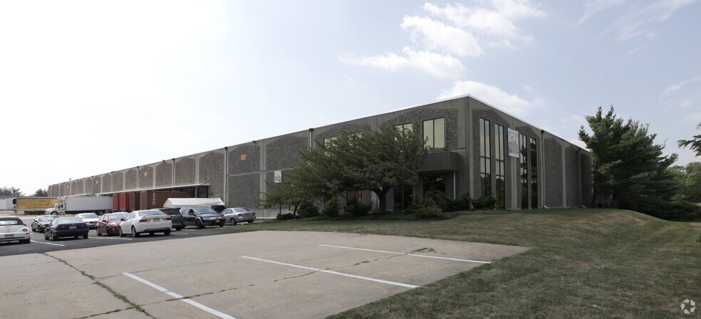 More Photos Of 96-100 Executive Ave, Edison Warehouse For Lease
