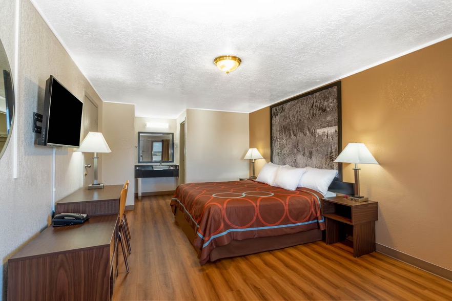 More Photos Of 1710 Harrison Dr, Evanston Hotel For Sale