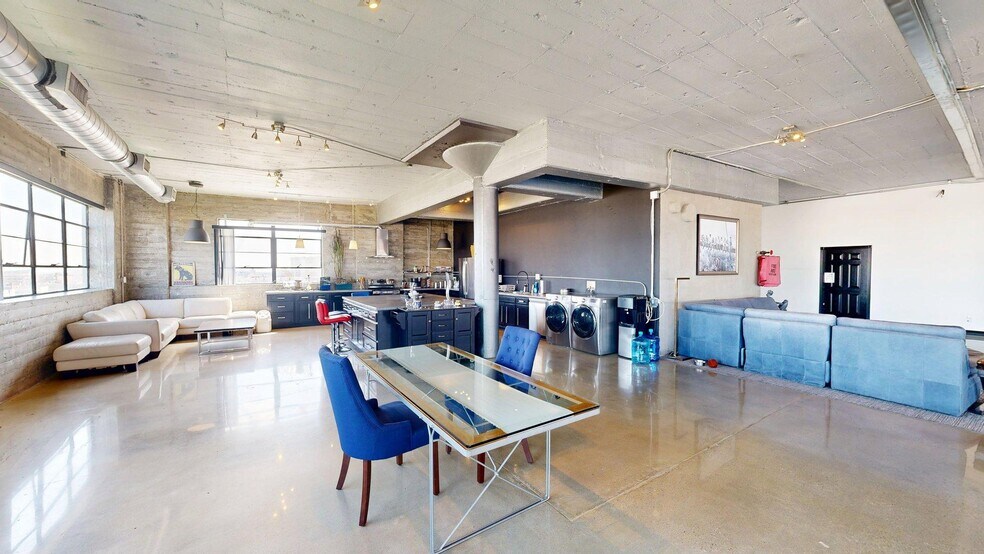 More Photos Of 530 E 8th St, Los Angeles Showroom For Lease