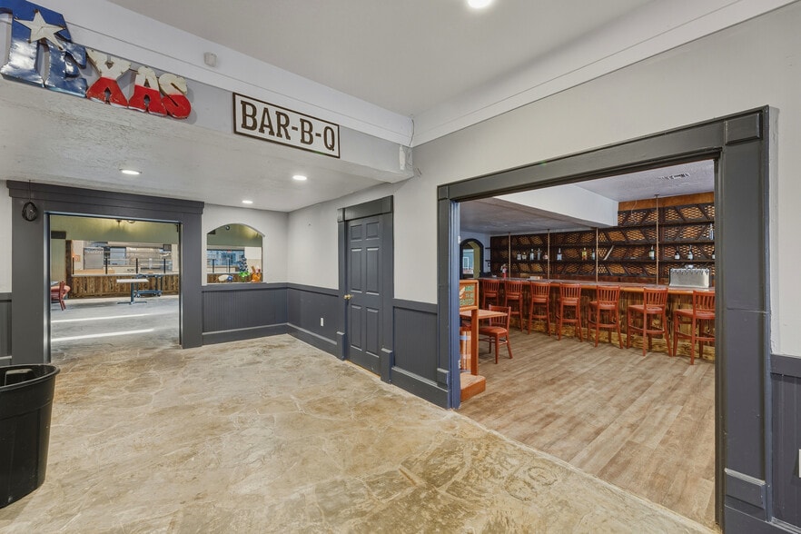 More Photos Of 300 N Cocoa Blvd, Cocoa Restaurant For Lease