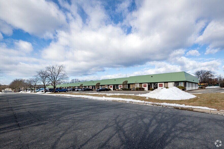 More Photos Of 60-90 Bridge Rd, Islandia Warehouse For Lease