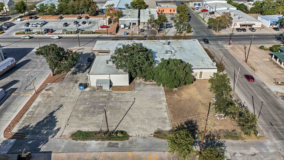 More Photos Of 429 Jefferson St, Kerrville Light Manufacturing For Lease