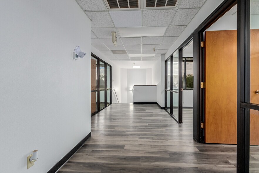 More Photos Of 104 S 54th St, Chandler Flex For Lease