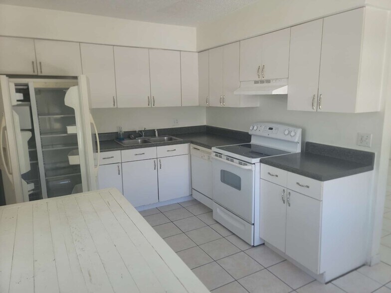 More Photos Of 138-140 NE 1st Ct, Dania Beach Specialty For Sale