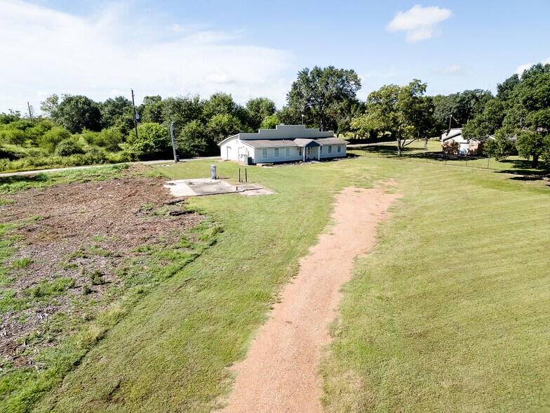 More Photos Of 4095 SE I 10 Frontage Rd, Sealy Medical For Lease