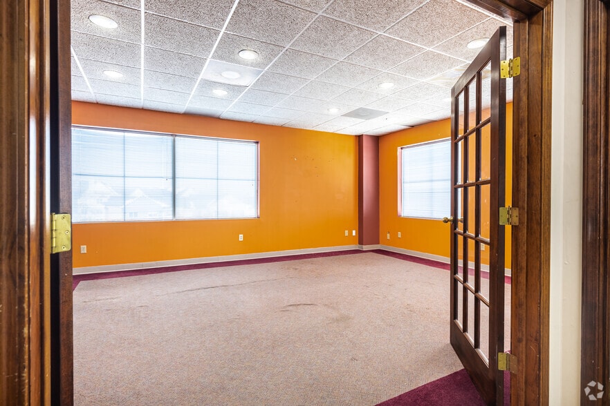 More Photos Of 3737 S Elizabeth St, Independence Office For Lease