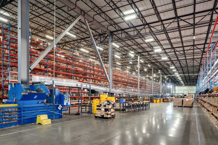 More Photos Of 7865 National Tpke, Louisville Distribution For Lease