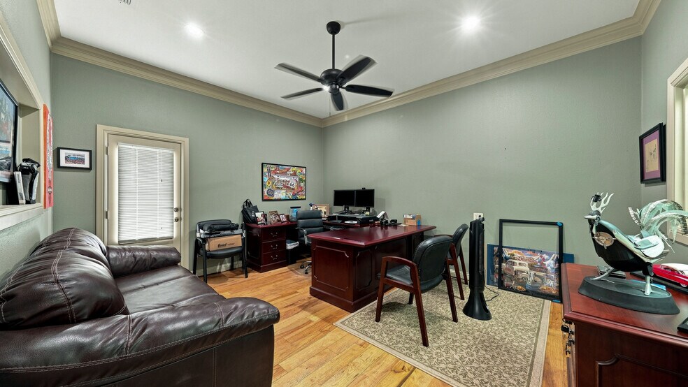 More Photos Of 207 Eastridge Rd, Granbury General Retail For Sale