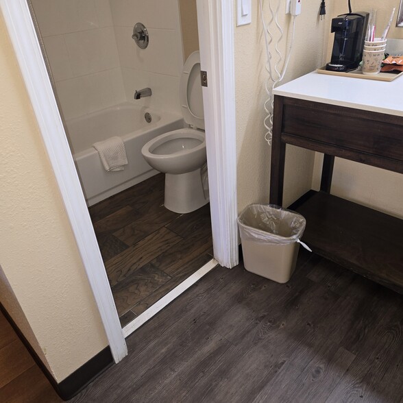 More Photos Of 1507 N Tibbs Rd, Dalton Hotel For Sale