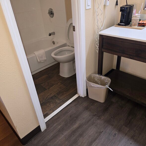 More Photos Of 1507 N Tibbs Rd, Dalton Hotel For Sale