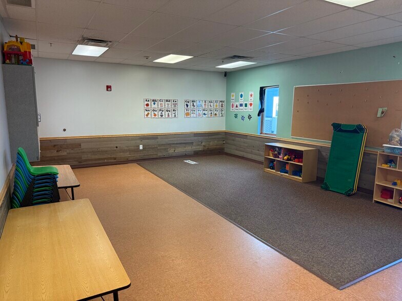 More Photos Of 5225 N 158th Ave, Omaha Daycare Center For Lease