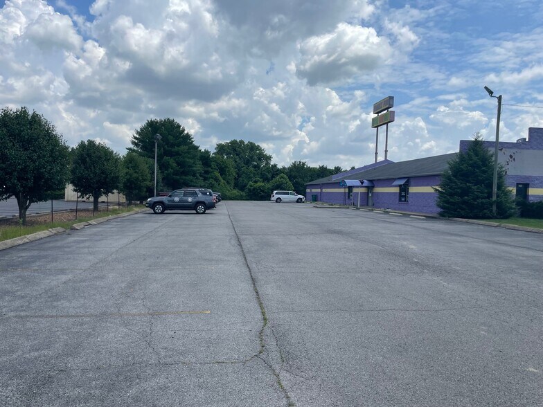 More Photos Of 211 Holiday Dr, Clarksville General Retail For Sale