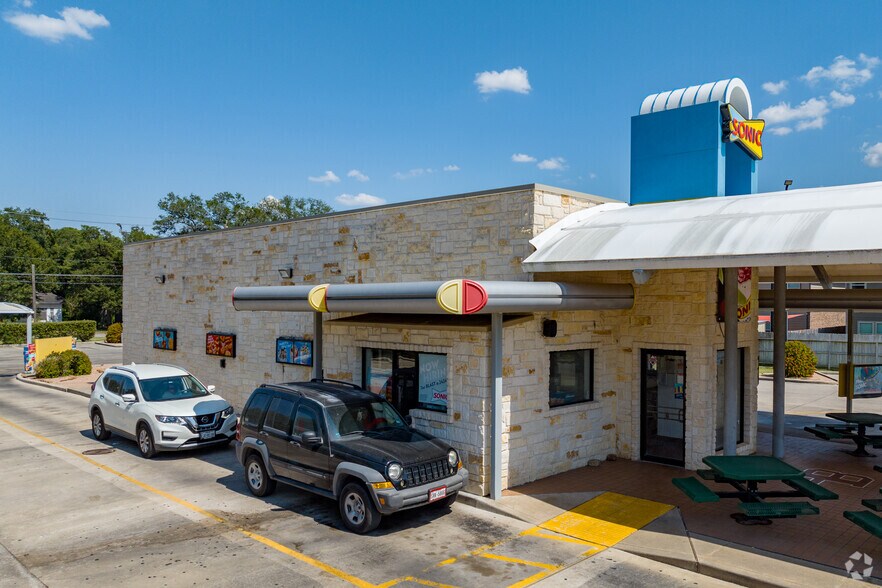 More Photos Of 373 S Dill St, East Bernard Fast Food For Lease