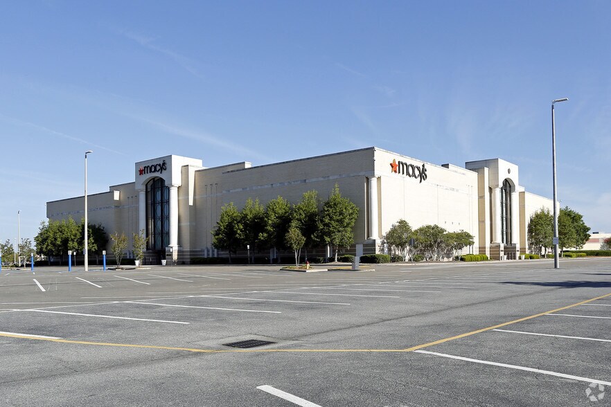 More Photos Of 7804 Abercorn St, Savannah Unknown For Lease