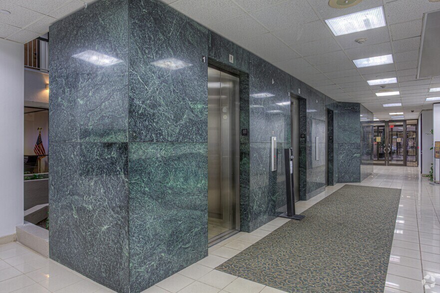 More Photos Of 8313 Southwest Fwy, Houston Unknown For Lease