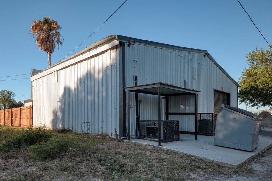 More Photos Of 607 W Gibbs St, Del Rio General Retail For Sale