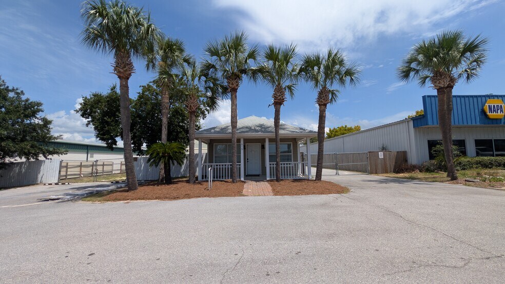 More Photos Of 515 Mountain Dr, Destin Flex For Lease