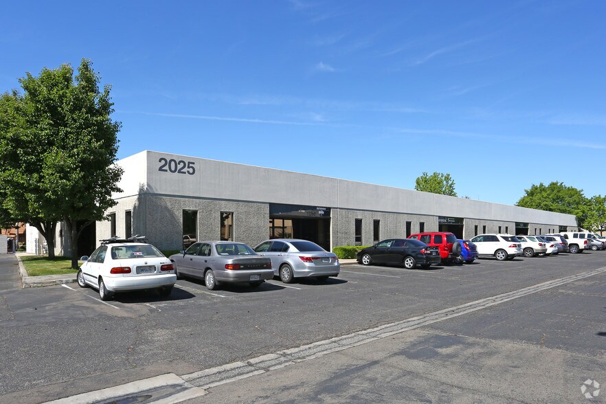 Primary Photo Of 2025 N Gateway Blvd, Fresno Flex For Lease