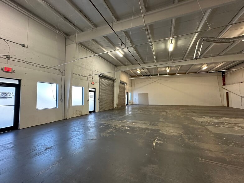 More Photos Of 1280 Hand Ave, Ormond Beach Showroom For Lease