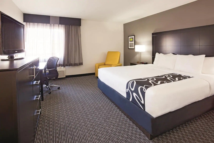 More Photos Of 1886 Rath Ln, Oshkosh Hotel For Sale