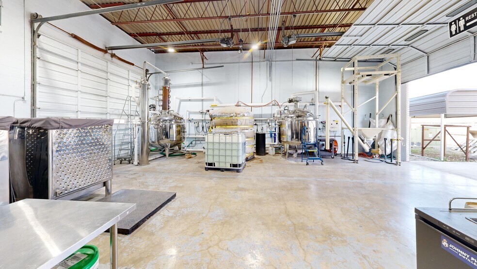 More Photos Of 1711 N Austin St, Seguin Showroom For Sale