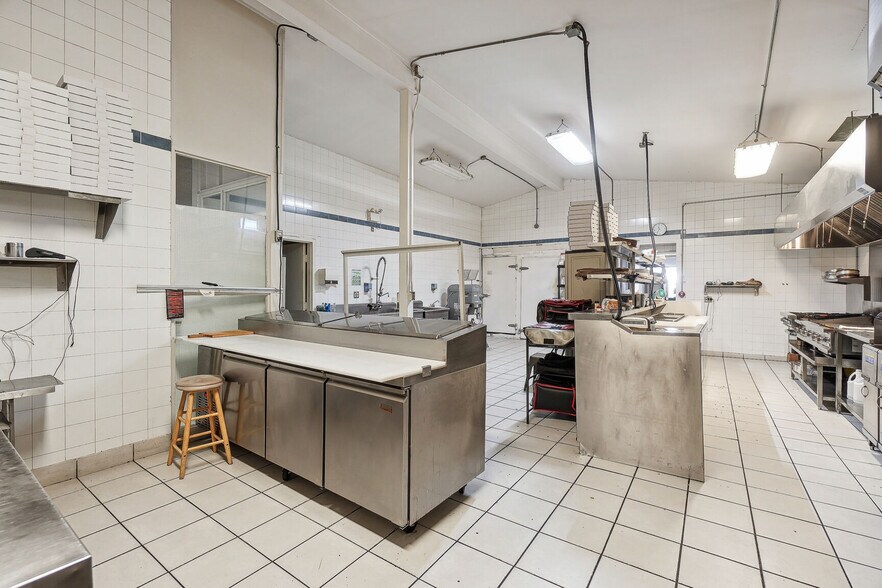 More Photos Of 536 Rue Principale, Laval Freestanding For Sale