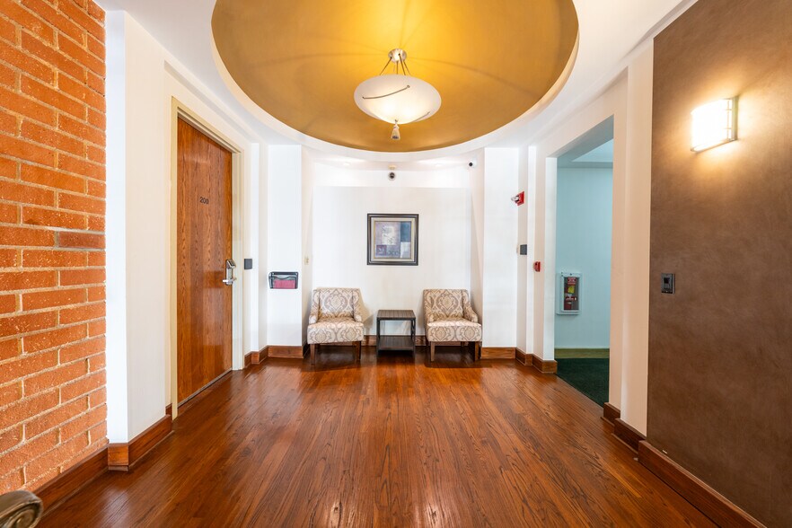 More Photos Of 690 E Green St, Pasadena Office For Lease