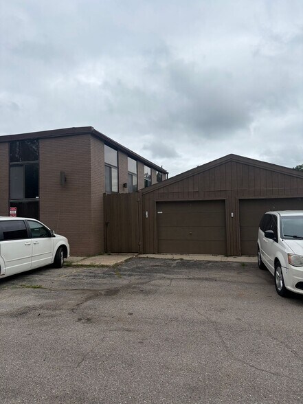More Photos Of 2020 Nelson Ave SE, Grand Rapids Office For Lease